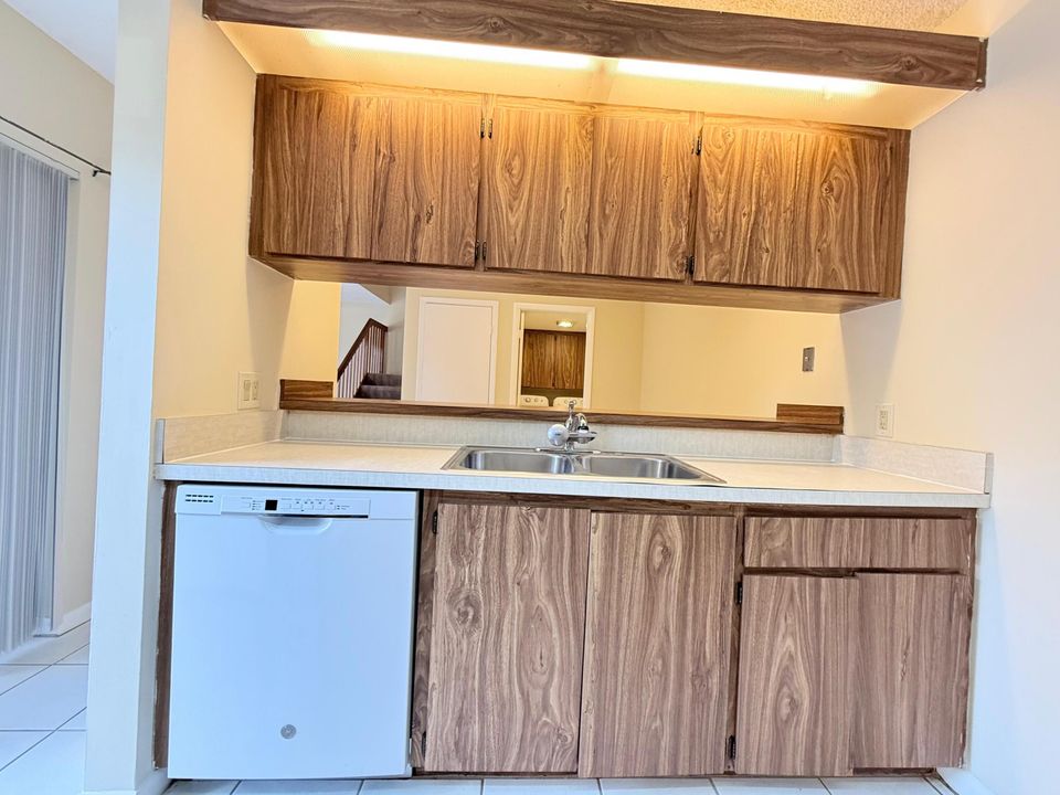 Active With Contract: $1,875 (2 beds, 2 baths, 1236 Square Feet)