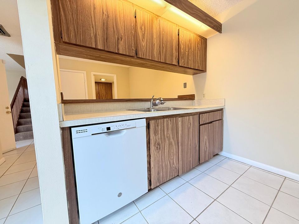 Active With Contract: $1,875 (2 beds, 2 baths, 1236 Square Feet)