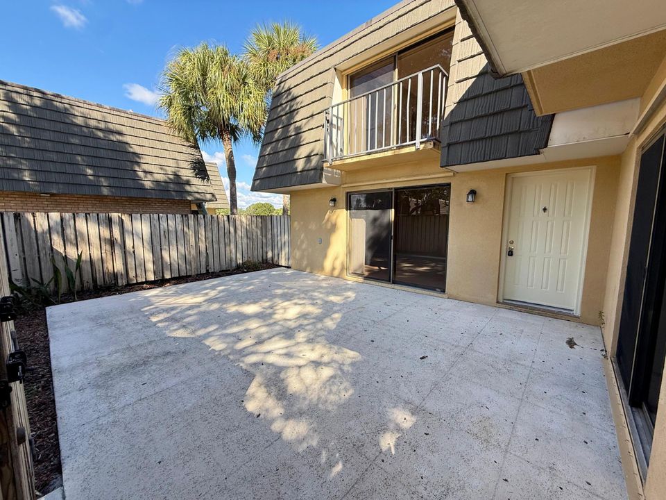 Active With Contract: $1,875 (2 beds, 2 baths, 1236 Square Feet)