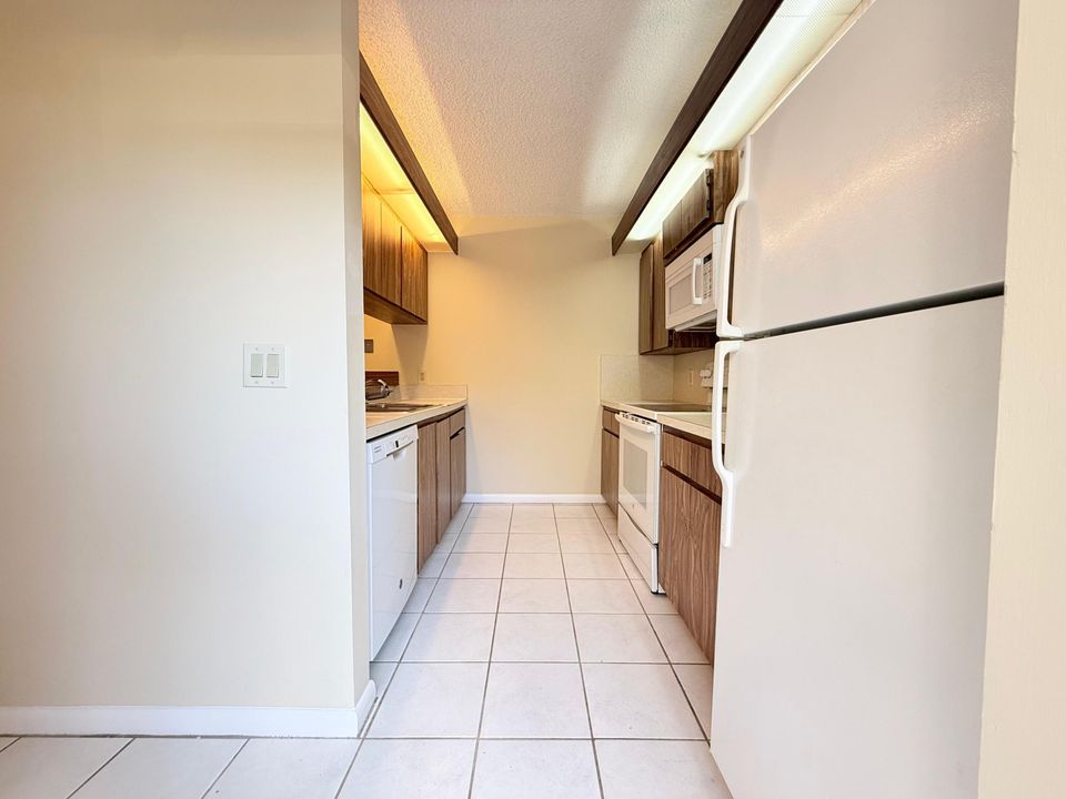 Active With Contract: $1,875 (2 beds, 2 baths, 1236 Square Feet)
