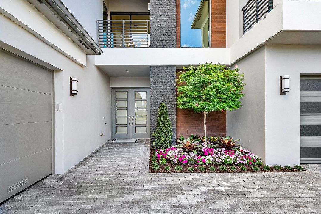 For Sale: $3,295,000 (5 beds, 6 baths, 4168 Square Feet)