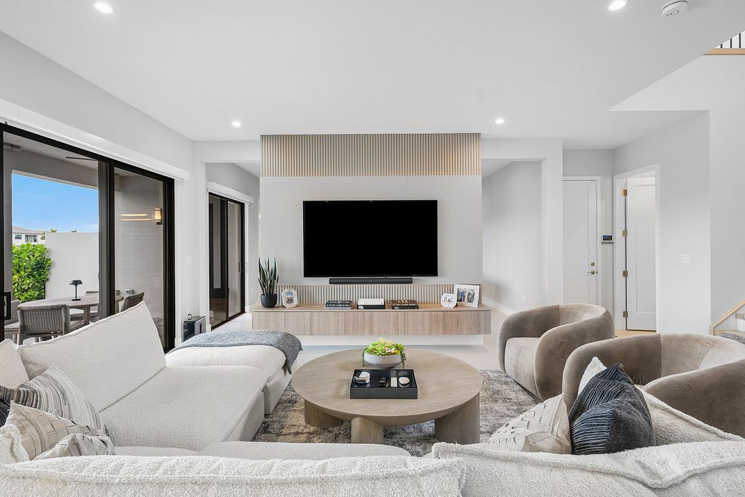 For Sale: $3,295,000 (5 beds, 6 baths, 4168 Square Feet)