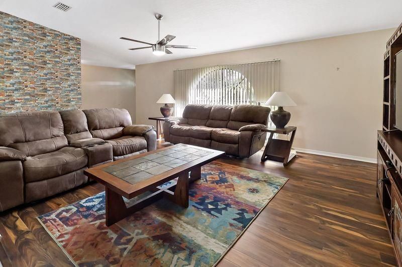 Activo con contrato: $320,000 (3 camas, 2 baños, 1652 Pies cuadrados)