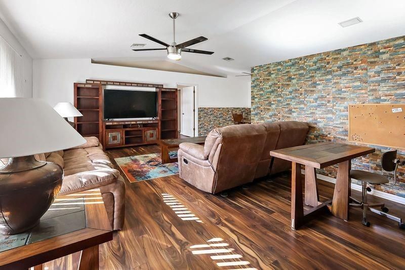 Activo con contrato: $320,000 (3 camas, 2 baños, 1652 Pies cuadrados)