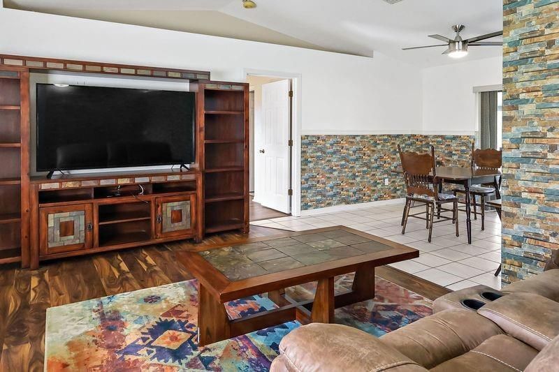 Activo con contrato: $320,000 (3 camas, 2 baños, 1652 Pies cuadrados)