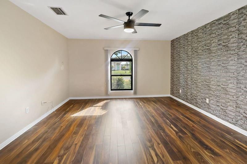 Activo con contrato: $320,000 (3 camas, 2 baños, 1652 Pies cuadrados)