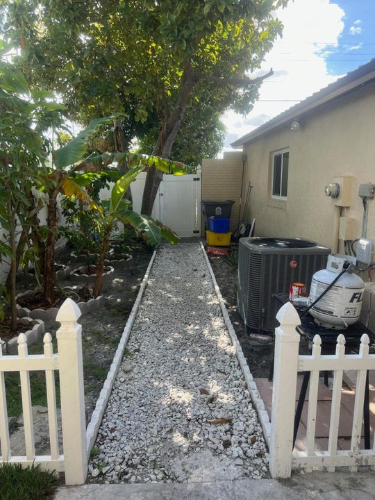 Active With Contract: $1,300 (1 beds, 1 baths, 700 Square Feet)