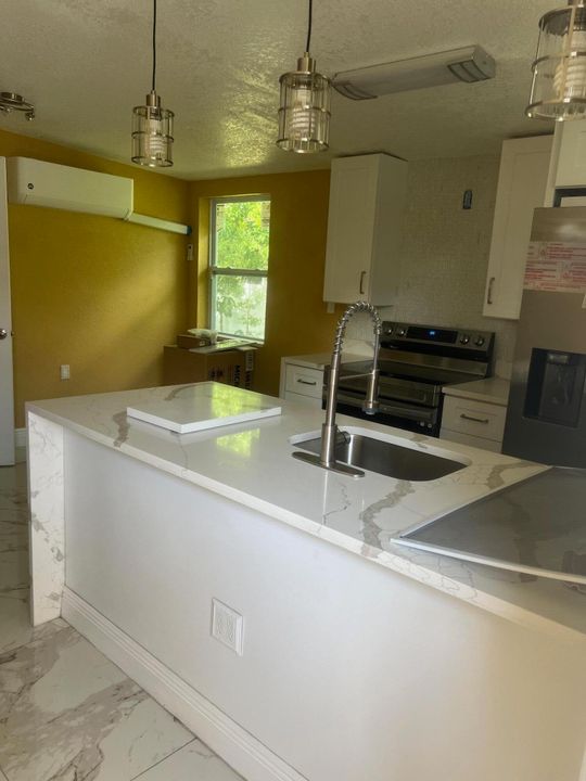 Active With Contract: $1,300 (1 beds, 1 baths, 700 Square Feet)