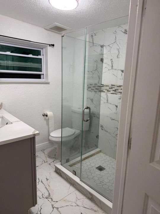 Active With Contract: $1,300 (1 beds, 1 baths, 700 Square Feet)