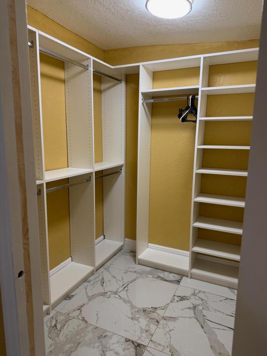 Active With Contract: $1,300 (1 beds, 1 baths, 700 Square Feet)