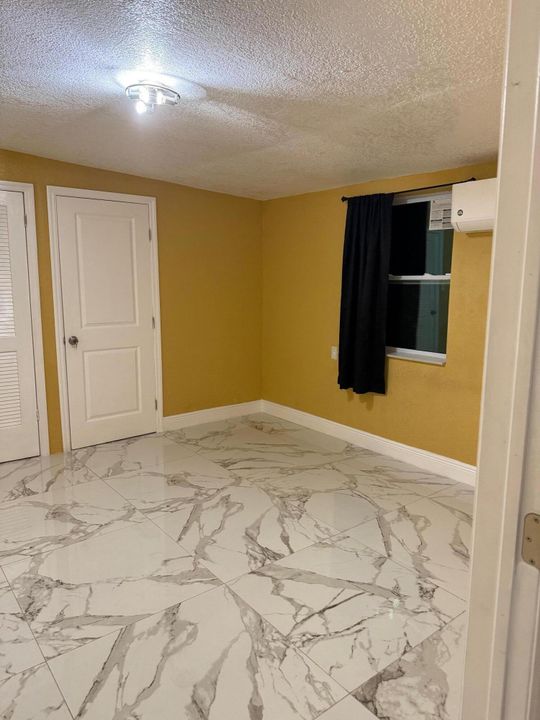 Active With Contract: $1,300 (1 beds, 1 baths, 700 Square Feet)