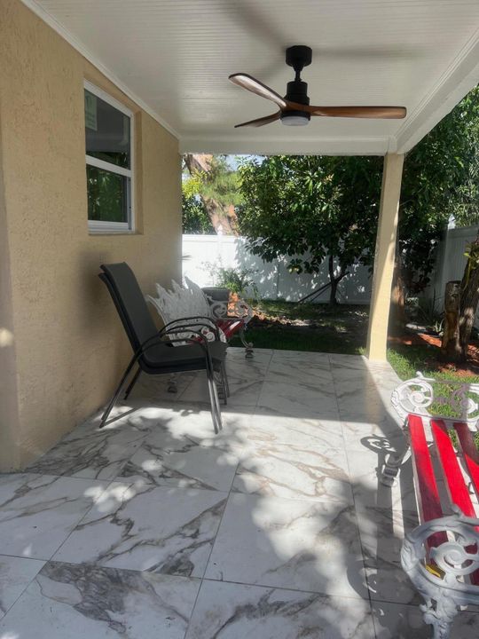 Active With Contract: $1,300 (1 beds, 1 baths, 700 Square Feet)