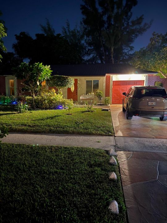 Active With Contract: $1,300 (1 beds, 1 baths, 700 Square Feet)