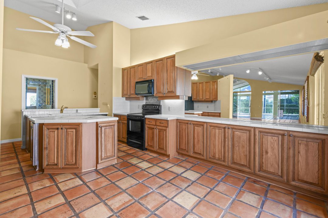 En Venta: $699,000 (3 camas, 3 baños, 2414 Pies cuadrados)