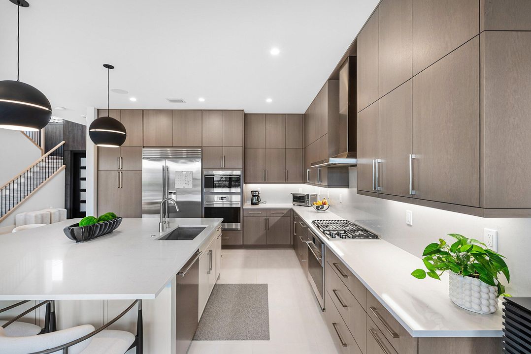 For Sale: $3,295,000 (5 beds, 6 baths, 4168 Square Feet)