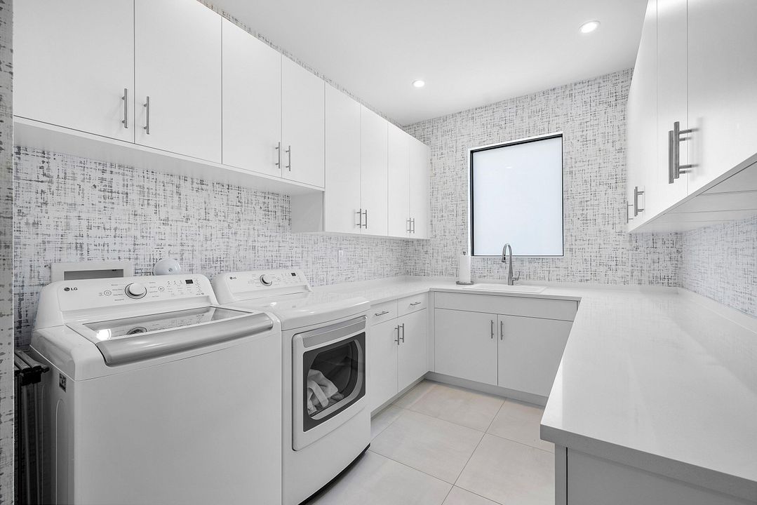 For Sale: $3,295,000 (5 beds, 6 baths, 4168 Square Feet)