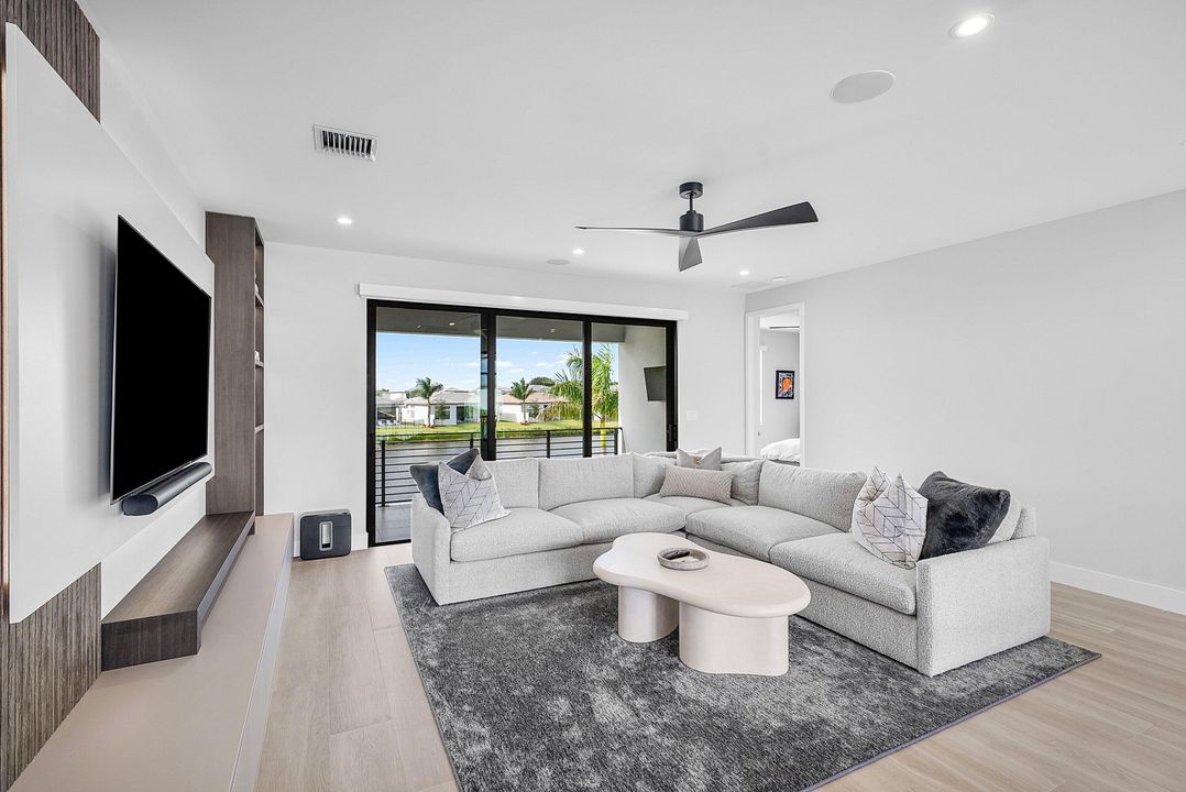 For Sale: $3,295,000 (5 beds, 6 baths, 4168 Square Feet)