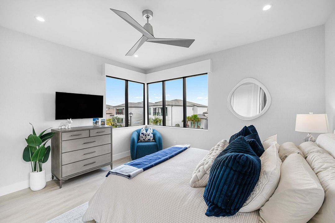 For Sale: $3,295,000 (5 beds, 6 baths, 4168 Square Feet)