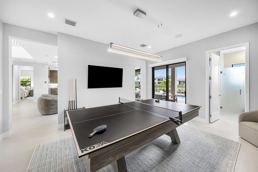 For Sale: $3,295,000 (5 beds, 6 baths, 4168 Square Feet)