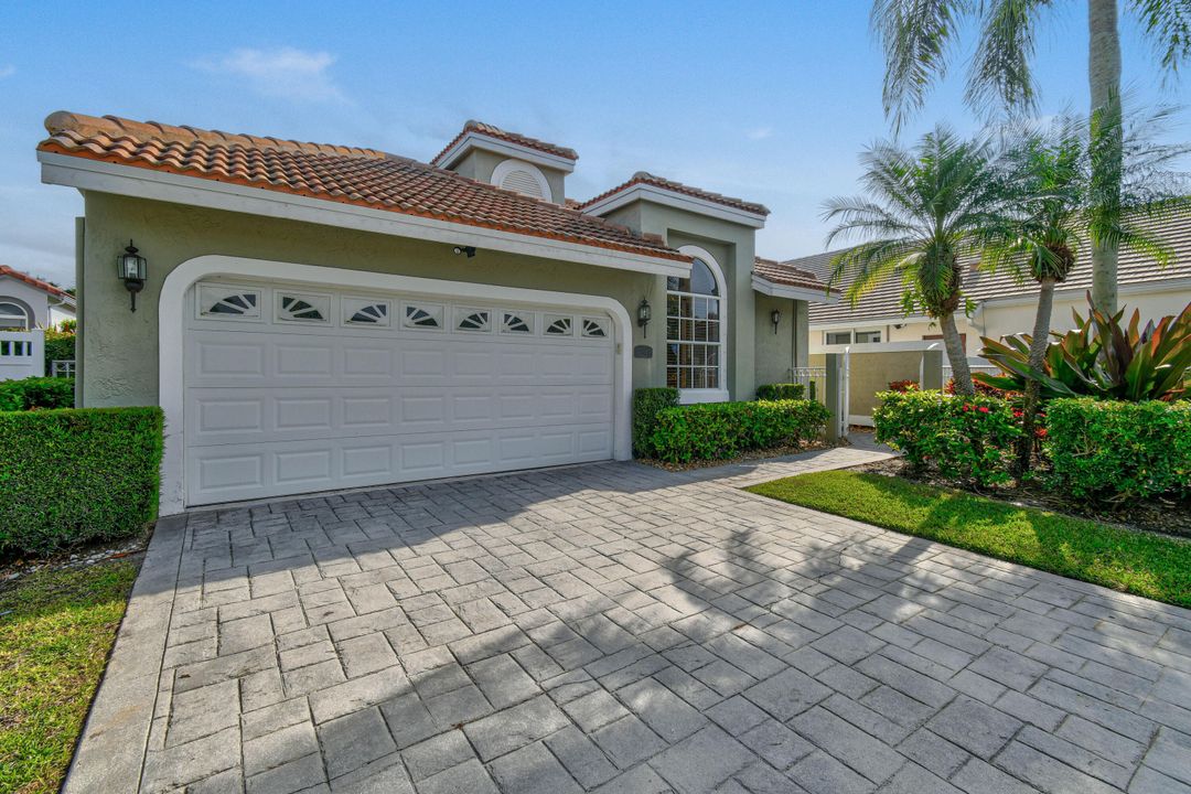 En Venta: $699,000 (3 camas, 3 baños, 2414 Pies cuadrados)