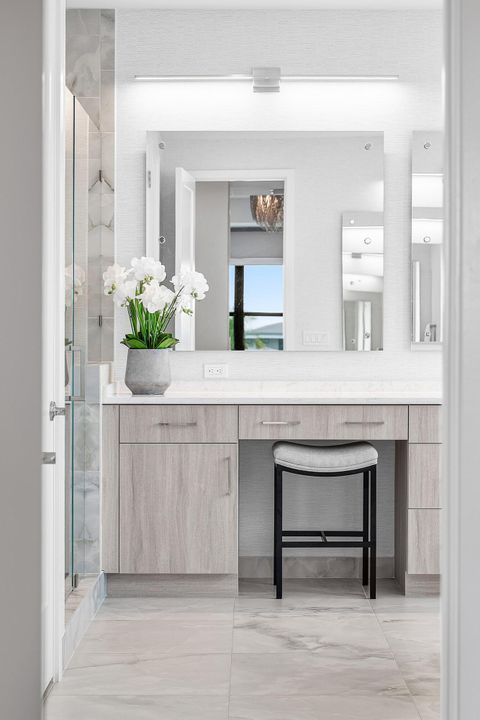 For Sale: $3,295,000 (5 beds, 6 baths, 4168 Square Feet)