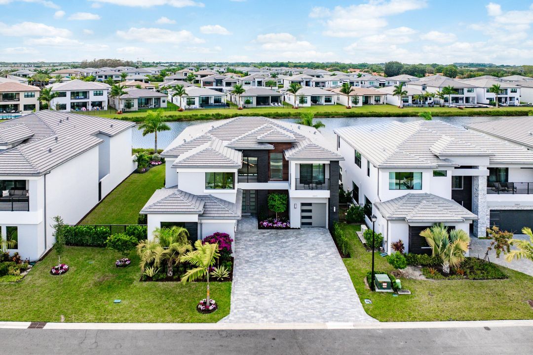 For Sale: $3,295,000 (5 beds, 6 baths, 4168 Square Feet)