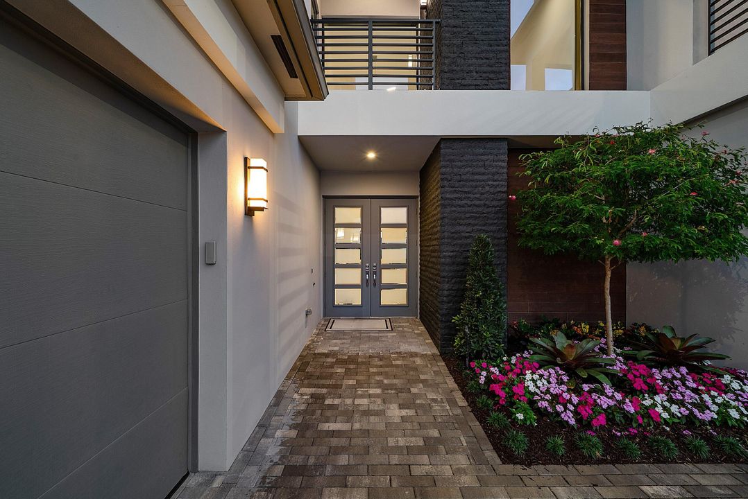 For Sale: $3,295,000 (5 beds, 6 baths, 4168 Square Feet)