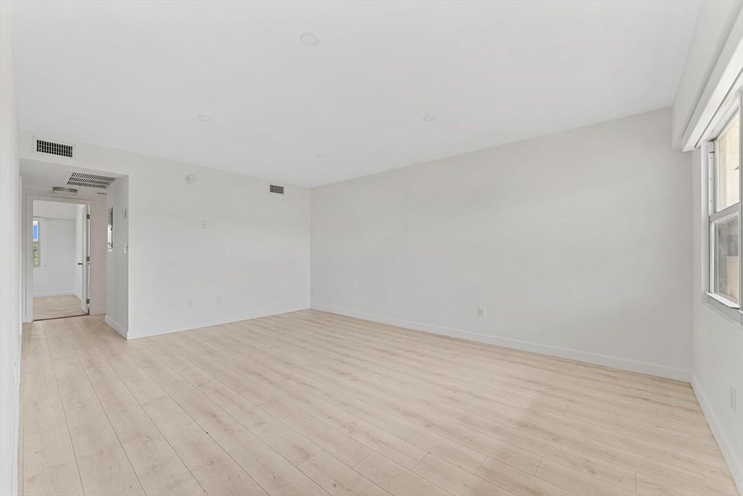 For Rent: $1,750 (2 beds, 1 baths, 819 Square Feet)