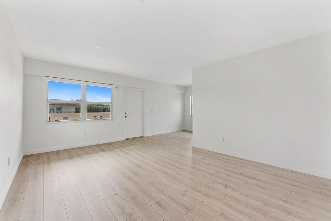 For Rent: $1,750 (2 beds, 1 baths, 819 Square Feet)