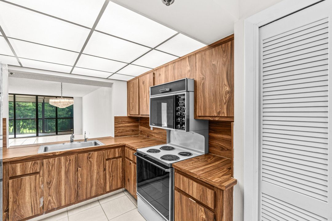 For Sale: $239,900 (2 beds, 2 baths, 1207 Square Feet)