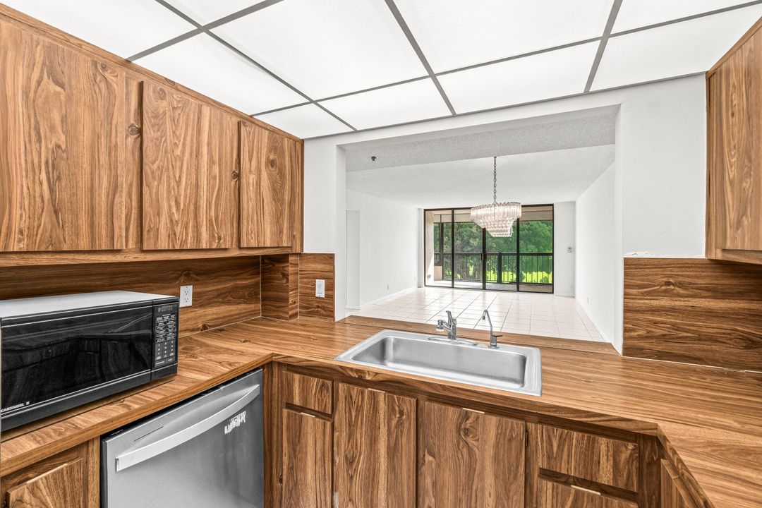 For Sale: $239,900 (2 beds, 2 baths, 1207 Square Feet)