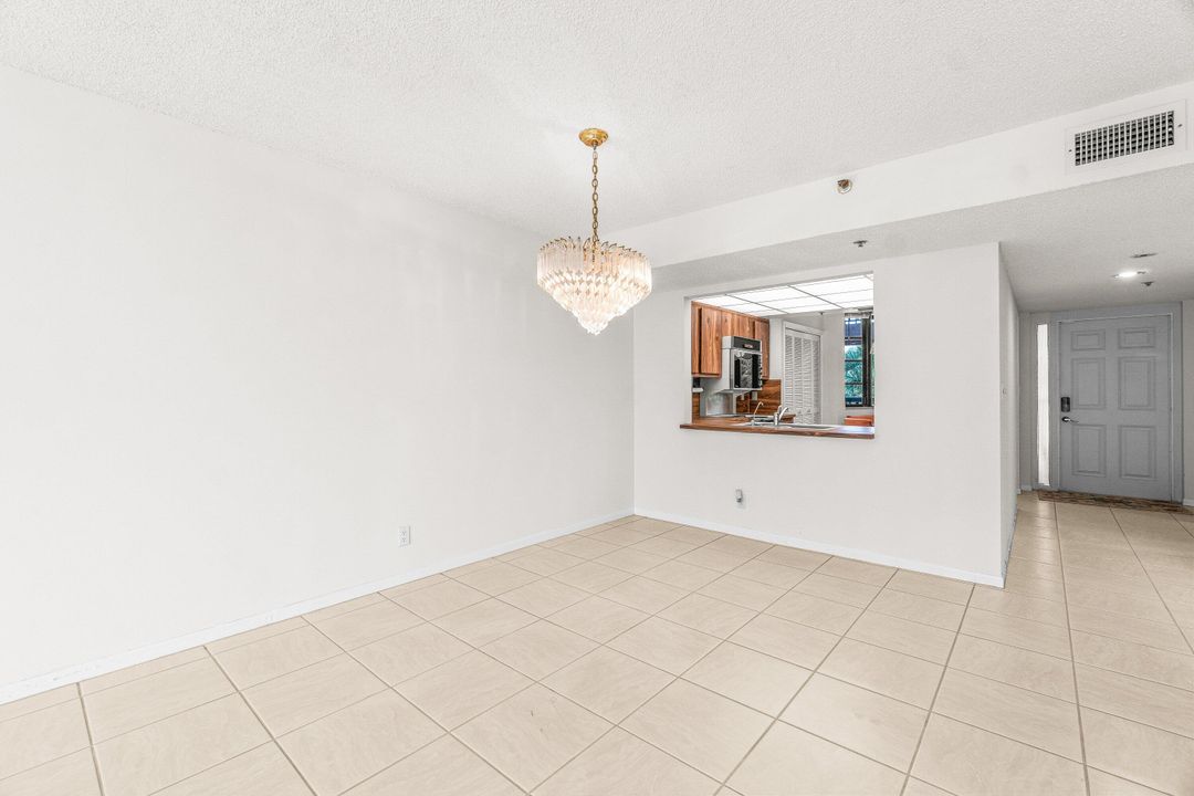 For Sale: $239,900 (2 beds, 2 baths, 1207 Square Feet)