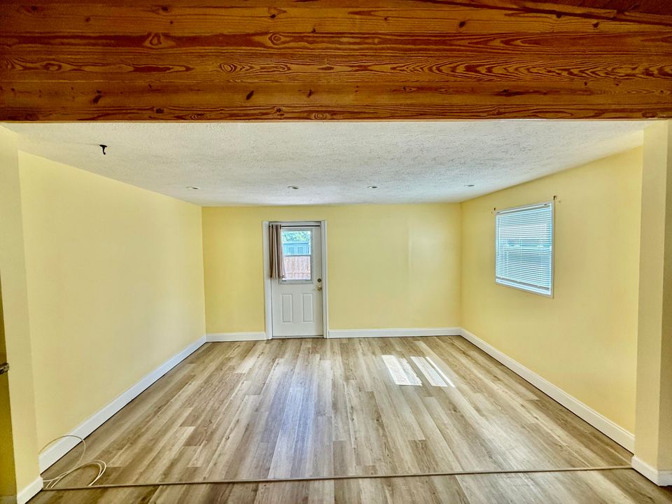 出租: $2,400 (2 贝兹, 1 浴室, 1000 平方英尺)