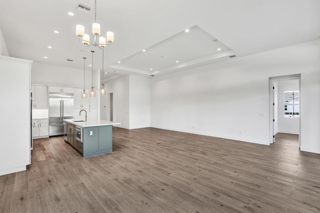 For Sale: $914,000 (3 beds, 2 baths, 2372 Square Feet)