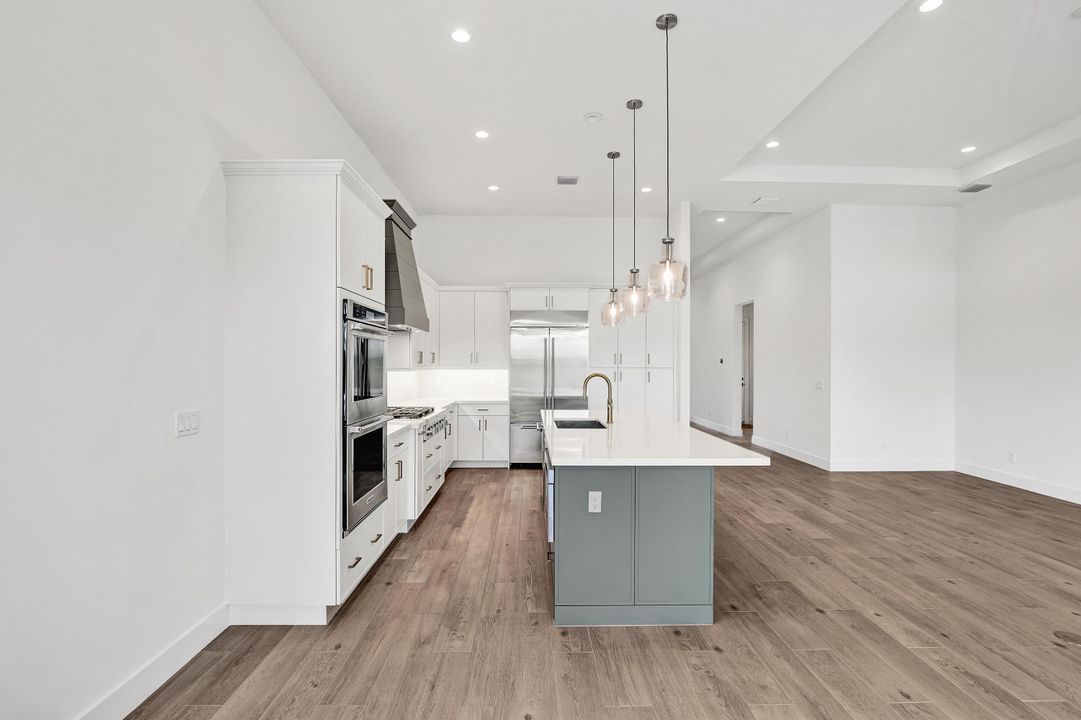 For Sale: $914,000 (3 beds, 2 baths, 2372 Square Feet)