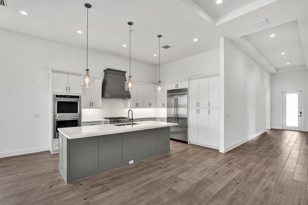 For Sale: $914,000 (3 beds, 2 baths, 2372 Square Feet)