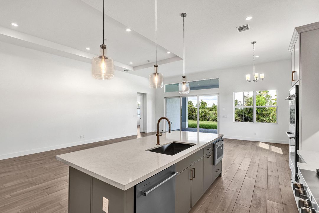 For Sale: $914,000 (3 beds, 2 baths, 2372 Square Feet)