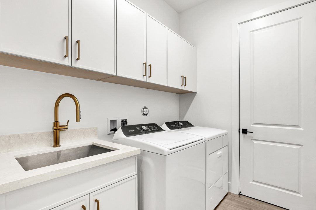 For Sale: $914,000 (3 beds, 2 baths, 2372 Square Feet)