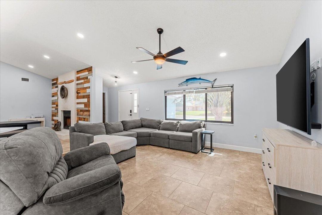 For Sale: $339,900 (3 beds, 2 baths, 1652 Square Feet)