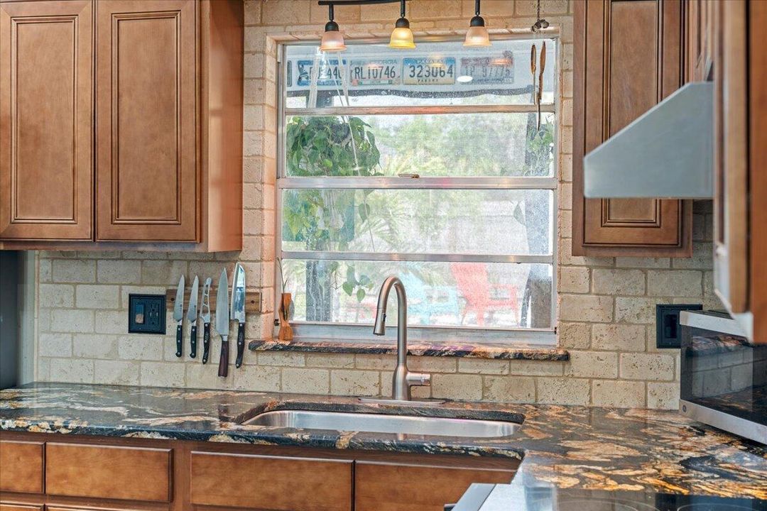 For Sale: $339,900 (3 beds, 2 baths, 1652 Square Feet)