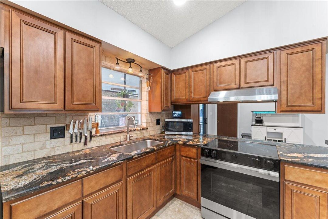 For Sale: $339,900 (3 beds, 2 baths, 1652 Square Feet)