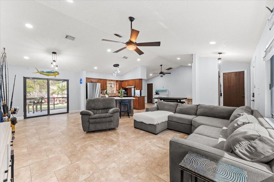 For Sale: $339,900 (3 beds, 2 baths, 1652 Square Feet)