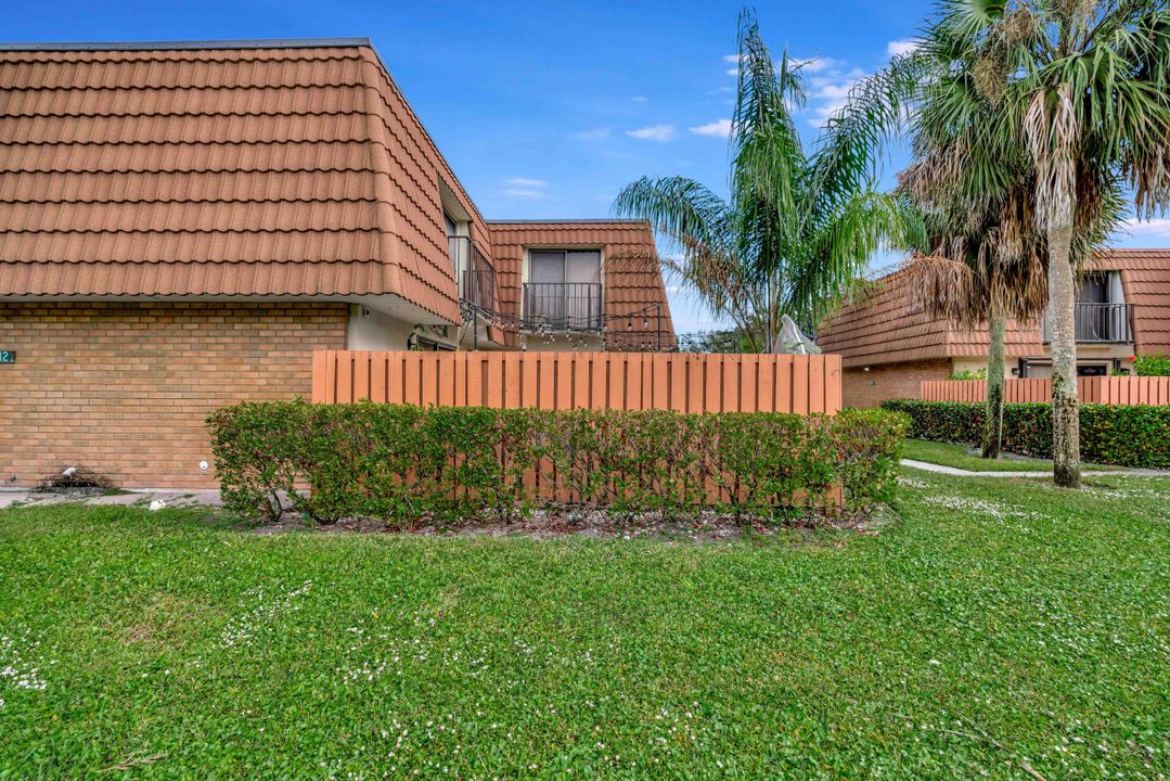 For Sale: $319,900 (2 beds, 2 baths, 1236 Square Feet)