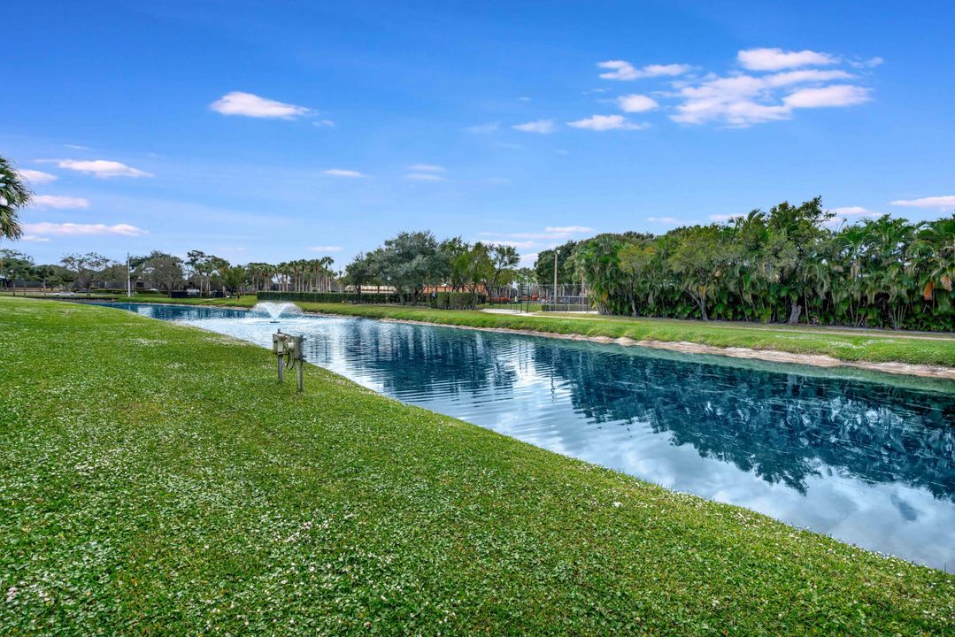 For Sale: $319,900 (2 beds, 2 baths, 1236 Square Feet)