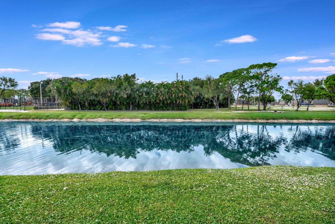 For Sale: $319,900 (2 beds, 2 baths, 1236 Square Feet)