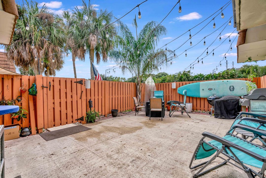 For Sale: $319,900 (2 beds, 2 baths, 1236 Square Feet)