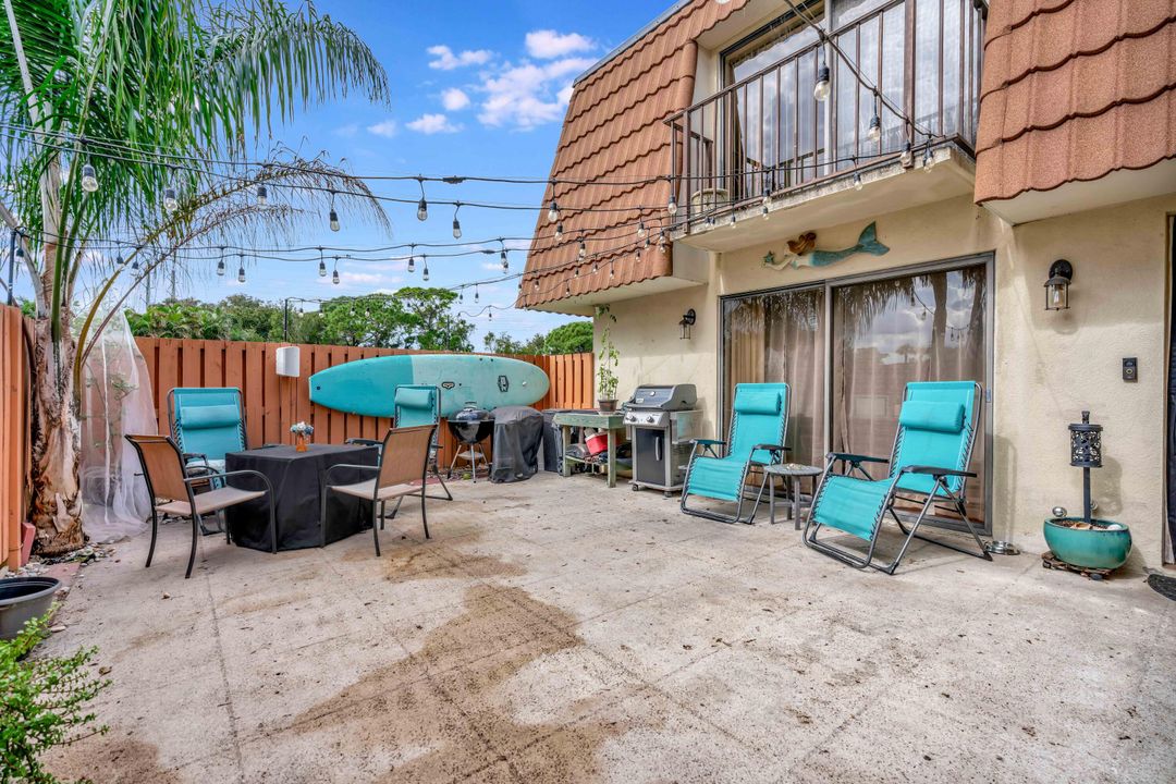 For Sale: $319,900 (2 beds, 2 baths, 1236 Square Feet)