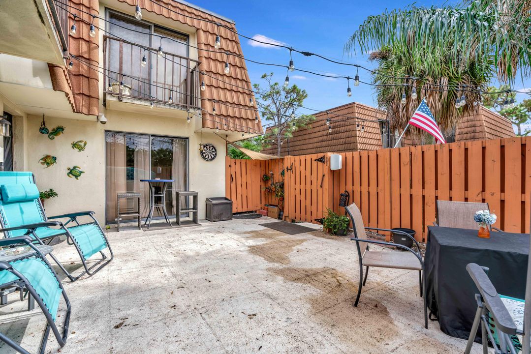 For Sale: $319,900 (2 beds, 2 baths, 1236 Square Feet)