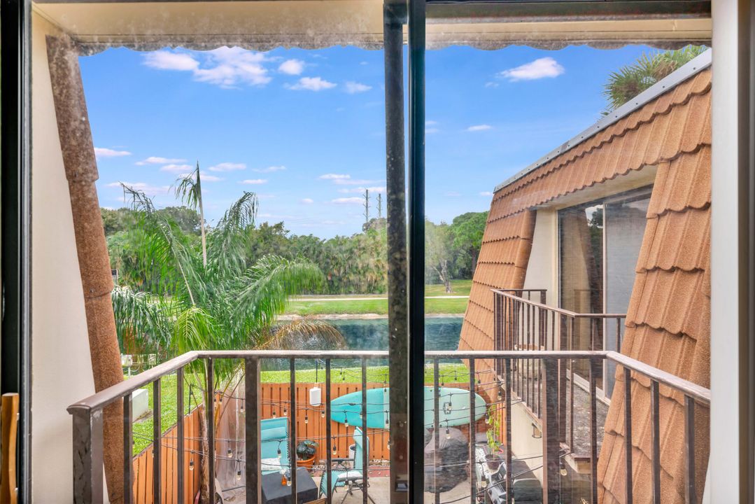 For Sale: $319,900 (2 beds, 2 baths, 1236 Square Feet)