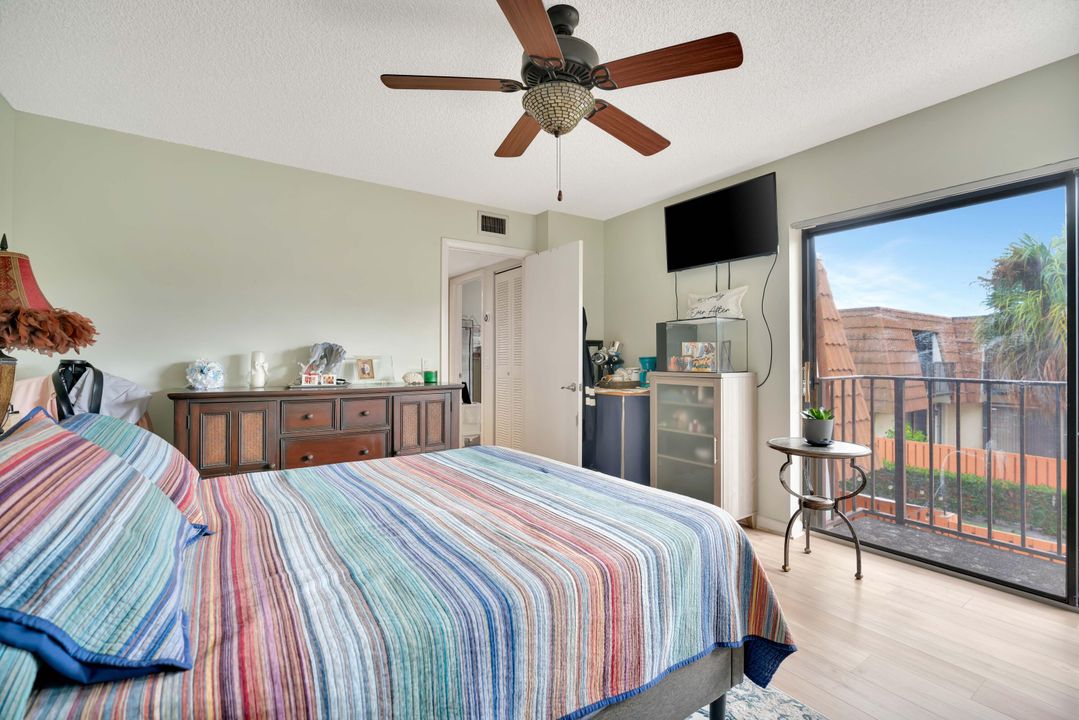 For Sale: $319,900 (2 beds, 2 baths, 1236 Square Feet)